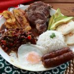 Desayuno OSHI a S/ 24.90 por Pan con chicharrón, camote, sarsa criolla + café , infusión o refresco.